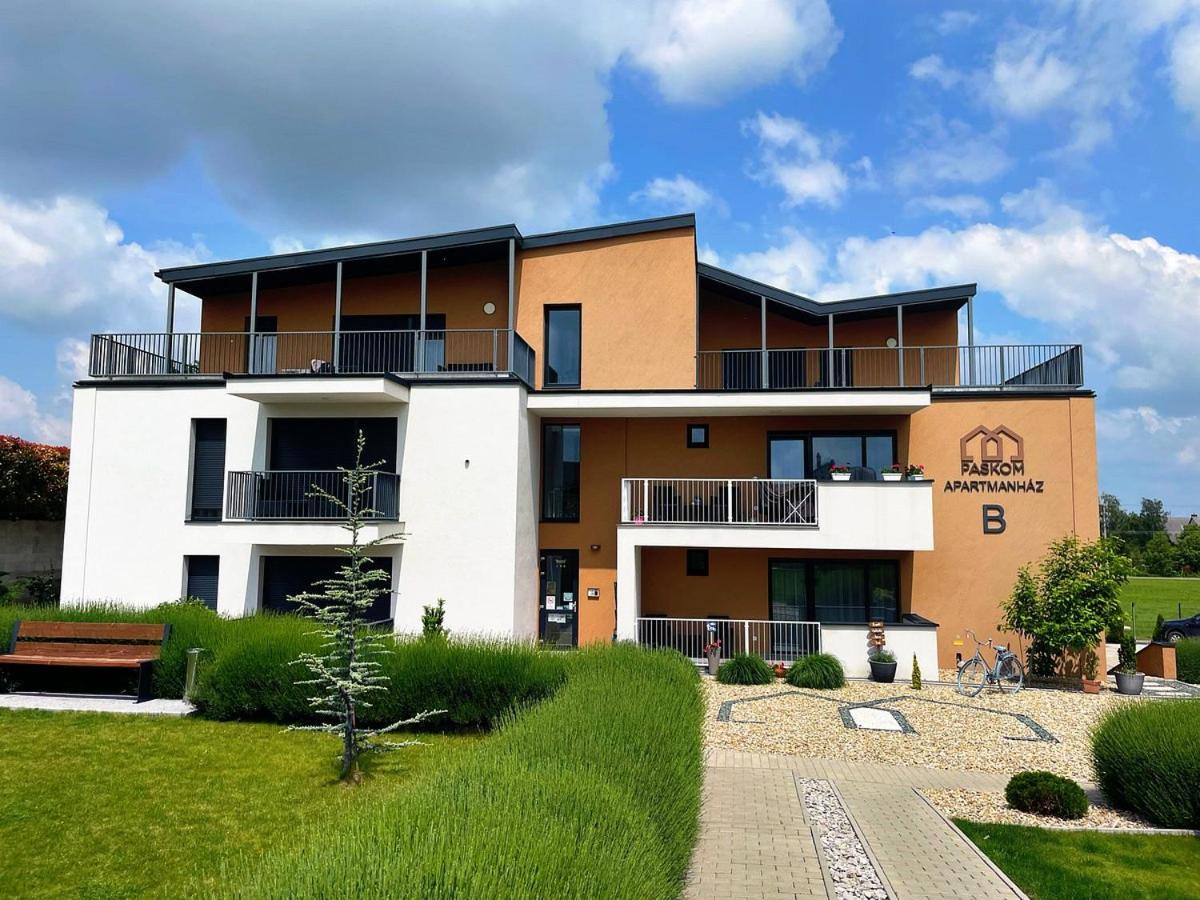 Paskom Apartmanhaz Nyergesujfalu Ngoại thất bức ảnh
